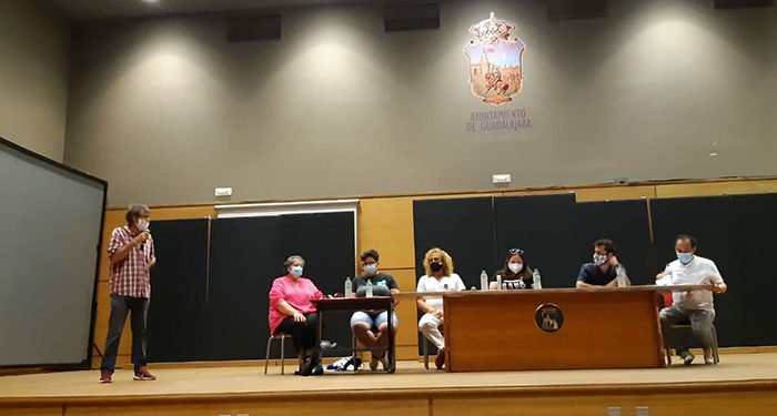 Sindicatos, asociaciones y colectivos convocados por Podemos Guadalajara reivindican más derechos LGTBI