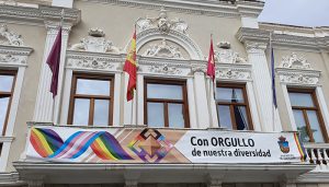 VOX exige a Rojo “la retirada inmediata de la bandera y lona que cuelgan de los balcones del Ayuntamiento de Guadalajara por vulnerar la Ley”