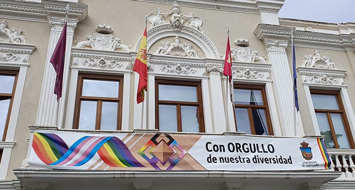 VOX exige a Rojo “la retirada inmediata de la bandera y lona que cuelgan de los balcones del Ayuntamiento de Guadalajara por vulnerar la Ley”