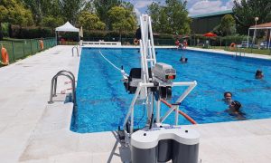 Cabanillas del Campo adquiere una silla adaptada para el acceso a la Piscina de personas con discapacidad 2 Cabanillas del Campo adquiere una silla adaptada para el acceso a la Piscina de personas con discapacidad