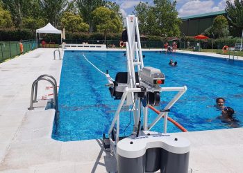 Cabanillas del Campo adquiere una silla adaptada para el acceso a la Piscina de personas con discapacidad