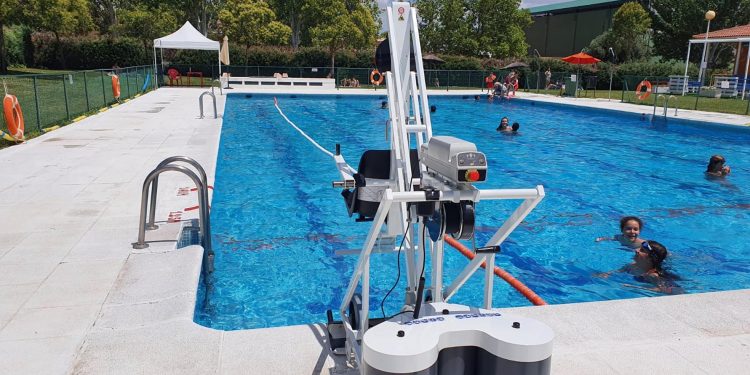 Cabanillas del Campo adquiere una silla adaptada para el acceso a la Piscina de personas con discapacidad 1 Cabanillas del Campo adquiere una silla adaptada para el acceso a la Piscina de personas con discapacidad