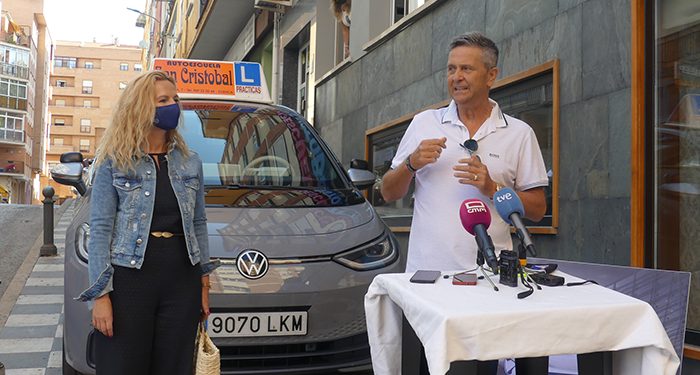 La Autoescuela San Cristóbal incorpora el primer vehículo eléctrico para prácticas y exámenes