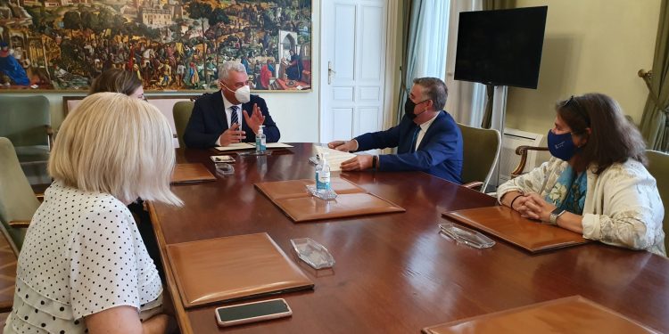 La Diputación renueva el convenio con la Universidad de Alcalá para el mantenimiento de la Cátedra “Manu Leguineche” durante 2021 1 convenio catedra manu leguineche 1