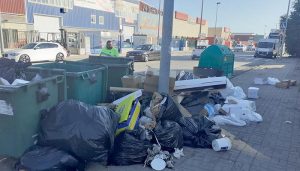 El Ayuntamiento de Cabanillas se dirige a las empresas de los polígonos para abordar el problema de la basura en las calles