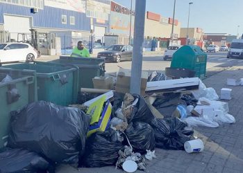 El Ayuntamiento de Cabanillas se dirige a las empresas de los polígonos para abordar el problema de la basura en las calles