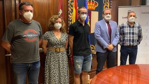 El delegado de la Junta y el de Educación, Cultura y Deportes felicitan al alumno que mejor nota ha obtenido en el programa ´Bachibac´ de Guadalajara