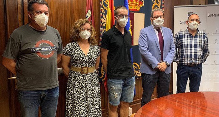 El delegado de la Junta y el de Educación, Cultura y Deportes felicitan al alumno que mejor nota ha obtenido en el programa ´Bachibac´ de Guadalajara