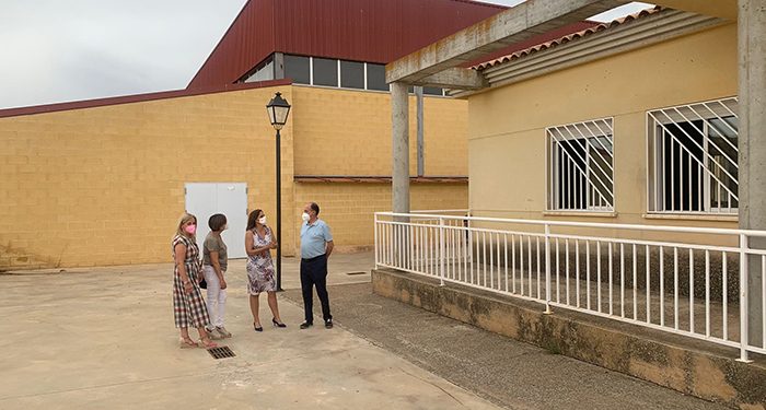 El Gobierno regional acometerá el arreglo del patio del colegio público de Casas de Haro