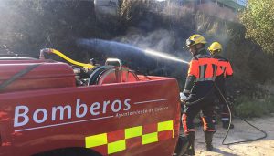 Extinguido un incendio de pasto y matorral en la ribera del Júcar junto al IES San José