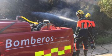 Extinguido un incendio de pasto y matorral en la ribera del Júcar junto al IES San José