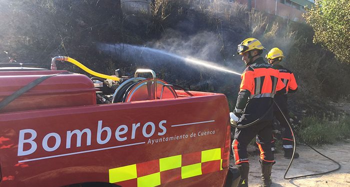 Extinguido un incendio de pasto y matorral en la ribera del Júcar junto al IES San José 1 Extinguido un incendio de pasto y matorral en la ribera del Júcar junto al IES San José