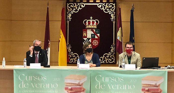 Fiscales, magistrados, abogados y estudiantes debaten en el Campus de Cuenca las líneas maestras del anteproyecto de Ley de Enjuiciamiento Criminal 1 Fiscales, magistrados, abogados y estudiantes debaten en el Campus de Cuenca las líneas maestras del anteproyecto de Ley de Enjuiciamiento Criminal