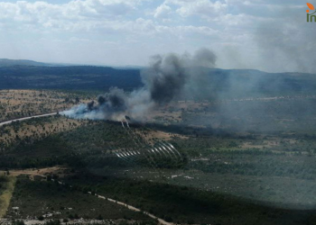 Un camión de combustible vuelca en Mazarete (Guadalajara) y provoca un incendio forestal