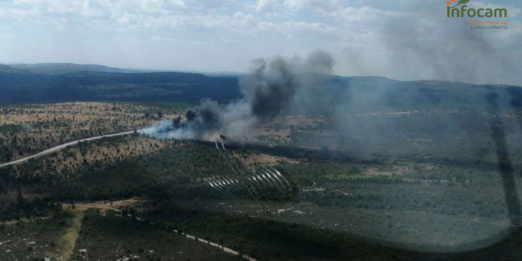 Un camión de combustible vuelca en Mazarete y provoca un incendio forestal 1 Un camión de combustible vuelca en Mazarete (Guadalajara) y provoca un incendio forestal