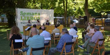 La Diputación de Cuenca inaugura la Semana de los Libros con la entrega de premios y hablando de historia militar conquense