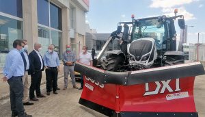La Diputación de Guadalajara adquiere un nuevo tractor para desbroce de carreteras que en invierno podrá ser quitanieves