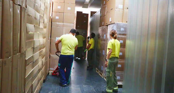 La Junta ha enviado esta semana una nueva remesa con más de 225.000 artículos de protección a los centros sanitarios