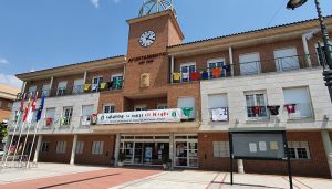 Las camisetas de peñas ya presiden la fachada consistorial de Cabanillas recordando «su semana»