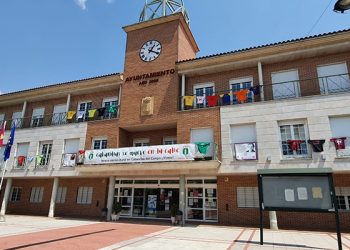 Las camisetas de peñas ya presiden la fachada consistorial de Cabanillas recordando «su semana»