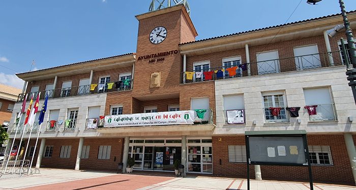 Las camisetas de peñas ya presiden la fachada consistorial de Cabanillas recordando «su semana» 1 Las camisetas de peñas ya presiden la fachada consistorial de Cabanillas recordando «su semana»