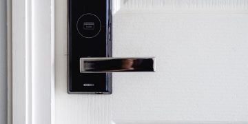 Los cerrajeros profesionales y el hormigón impreso con pavireal.es son dos soluciones útiles para mejorar los espacios