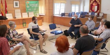 Los nuevos cronistas oficiales de Cabanillas toman contacto con la Asociación Provincial