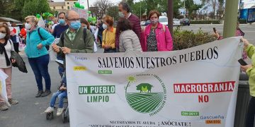 Los vecinos de Gascueña y Tinajas respaldan con su presencia la charla informativa contra las macrogranjas