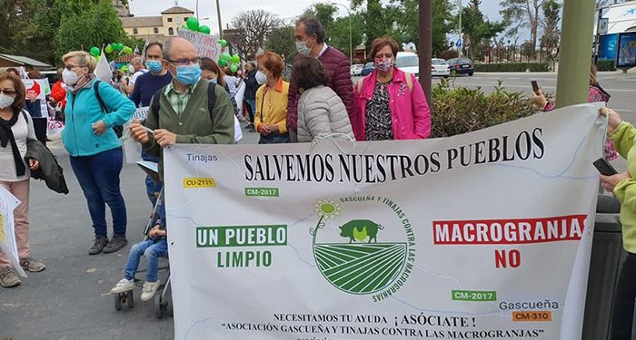 Los vecinos de Gascueña y Tinajas respaldan con su presencia la charla informativa contra las macrogranjas