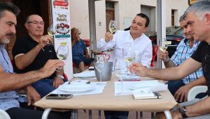 Martínez Arroyo participa en una cata en Casas de Fernando Alonso organziada por la Fundación Tierra de Viñedos