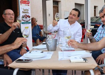 Martínez Arroyo participa en una cata en Casas de Fernando Alonso organziada por la Fundación Tierra de Viñedos