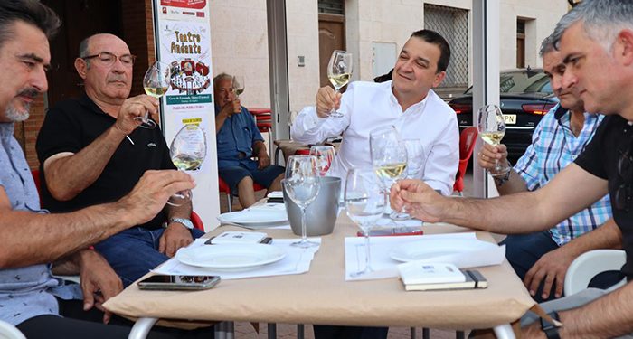Martínez Arroyo participa en una cata en Casas de Fernando Alonso organziada por la Fundación Tierra de Viñedos