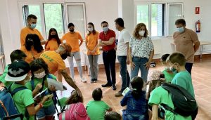 Martínez Chana visita los campamentos de verano en el albergue Fuente de las Tablas