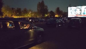 Noche de autocine en la calle Valdemoma de Cabanillas