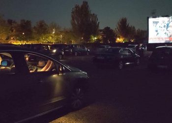 Noche de autocine en la calle Valdemoma de Cabanillas