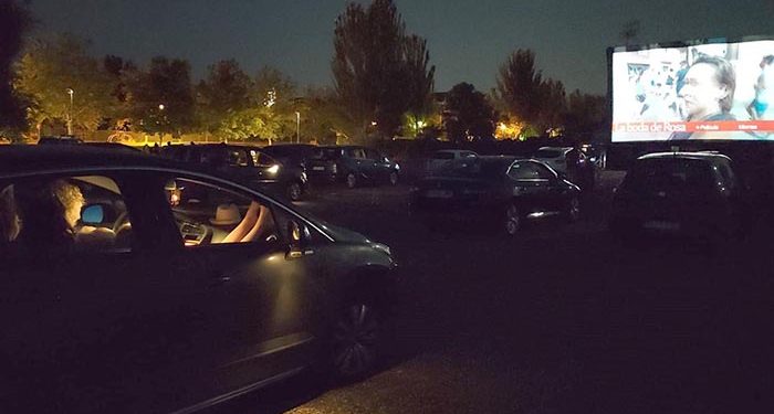 Noche de autocine en la calle Valdemoma de Cabanillas 1 Noche de autocine en la calle Valdemoma de Cabanillas
