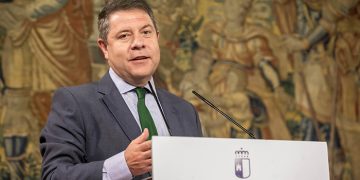 Page inaugura una infraestructura educativa en Osa de la Vega y presenta los nuevos vehículos de la flota terrestre del Plan INFOCAM