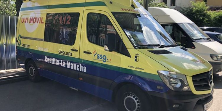 Tres heridos al salirse de la vía una ambulancia en la A-40