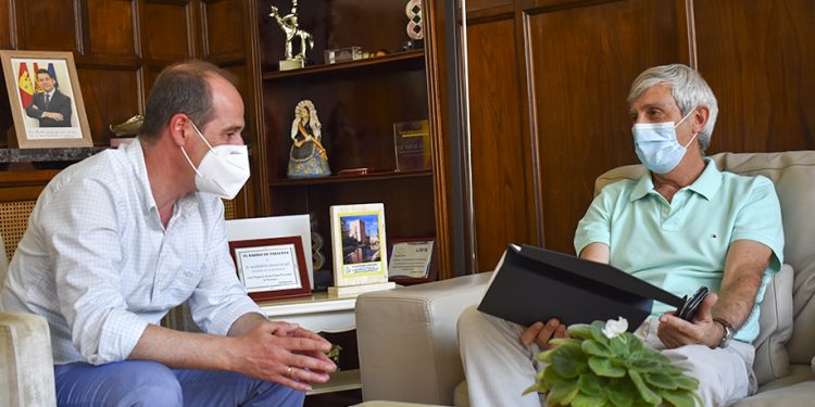 El alcalde Alberto Rojo desea la mayor de las suertes a Luis Barra, que se jubila hoy tras cuarenta años de servicio municipal ejemplar