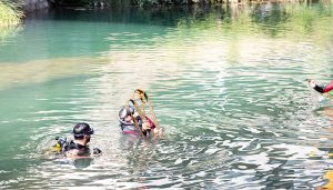 APNEA, el Club Piragüismo y el Ayuntamiento colaboran en la limpieza del fondo del río Tajo a su paso por Trillo