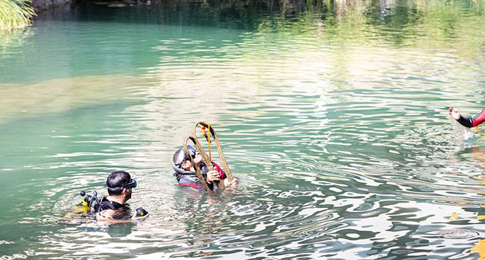 APNEA, el Club Piragüismo y el Ayuntamiento colaboran en la limpieza del fondo del río Tajo a su paso por Trillo