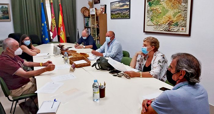 CEDER Alcarria Conquense pide abordar el problema de los gastos que asumen los ayuntamientos por el mantenimiento de consultorios y colegios