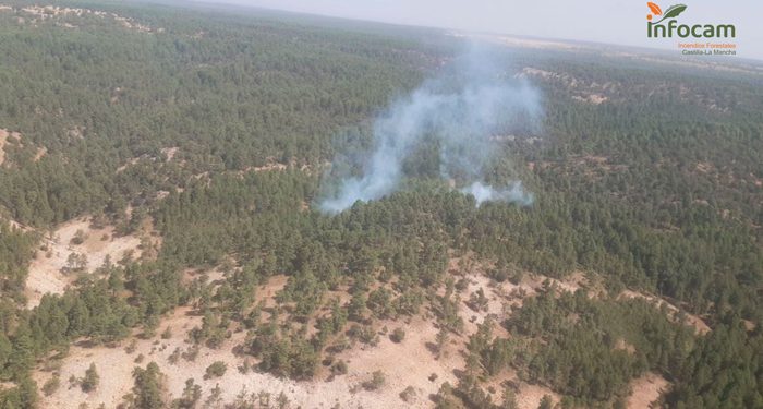 Controlado el fuego en Armallones aunque aún trabajan en él cinco medios y 24 personas 1 Cinco medios, tres de ellos aéreos, y 23 personas luchan contra el fuego en Armallones