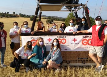 Cruz Roja Cuenca hace un viaje en globo con doce a jóvenes para visibilizar lo alto que puedes llegar si te lo propones