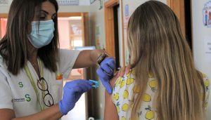 El 54,8 por ciento de la población entre los 12 y los 19 años ya tiene la primera dosis de la vacuna en Castilla-La Mancha