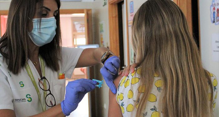 Castilla-La Mancha desarrollará del 15 al 21 de diciembre la primera fase de la campaña de la vacunación frente al COVID dirigida a menores de 12 años en los colegios 1 Vacuna