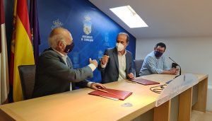 El alcalde de Guadalajara firma un convenio de 25.000 euros con Guadabasket para fomentar la práctica del baloncesto y el deporte femenino