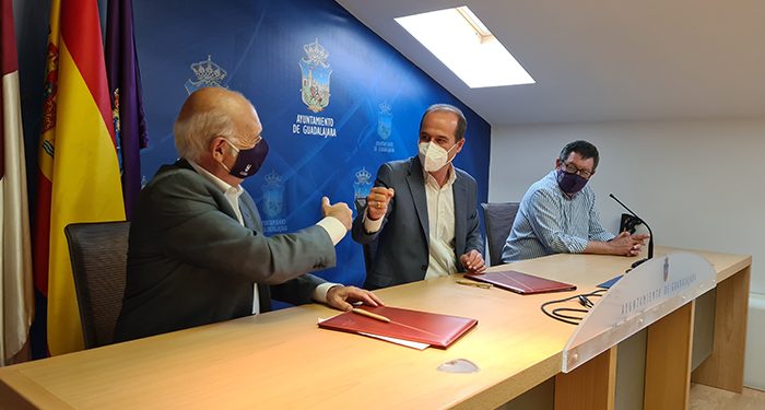 El alcalde de Guadalajara firma un convenio de 25.000 euros con Guadabasket para fomentar la práctica del baloncesto y el deporte femenino 1 El alcalde de Guadalajara firma un convenio de 25.000 euros con Guadabasket para fomentar la práctica del baloncesto y el deporte femenino