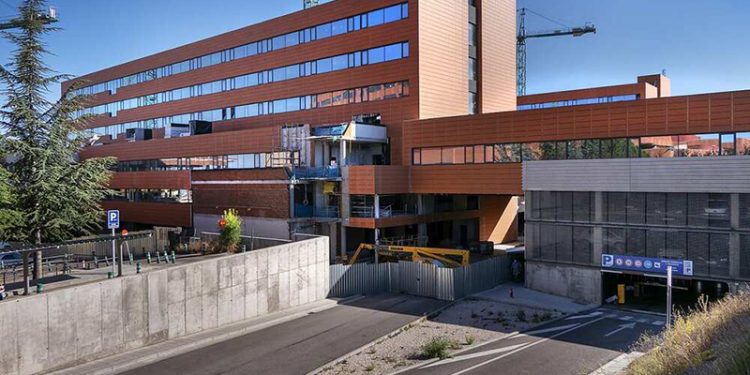 La Junta licita la adquisición de 37 arcos quirúrgicos para los hospitales de la región 1 El SESCAM firma la recepción parcial de la ampliación del Hospital Universitario de Guadalajara