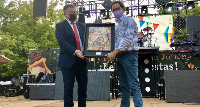 Fran Martínez ofrece un “apetitoso” pregón repleto de referencias culinarias, recuerdos de las fiestas de San Julián y orgullo conquense